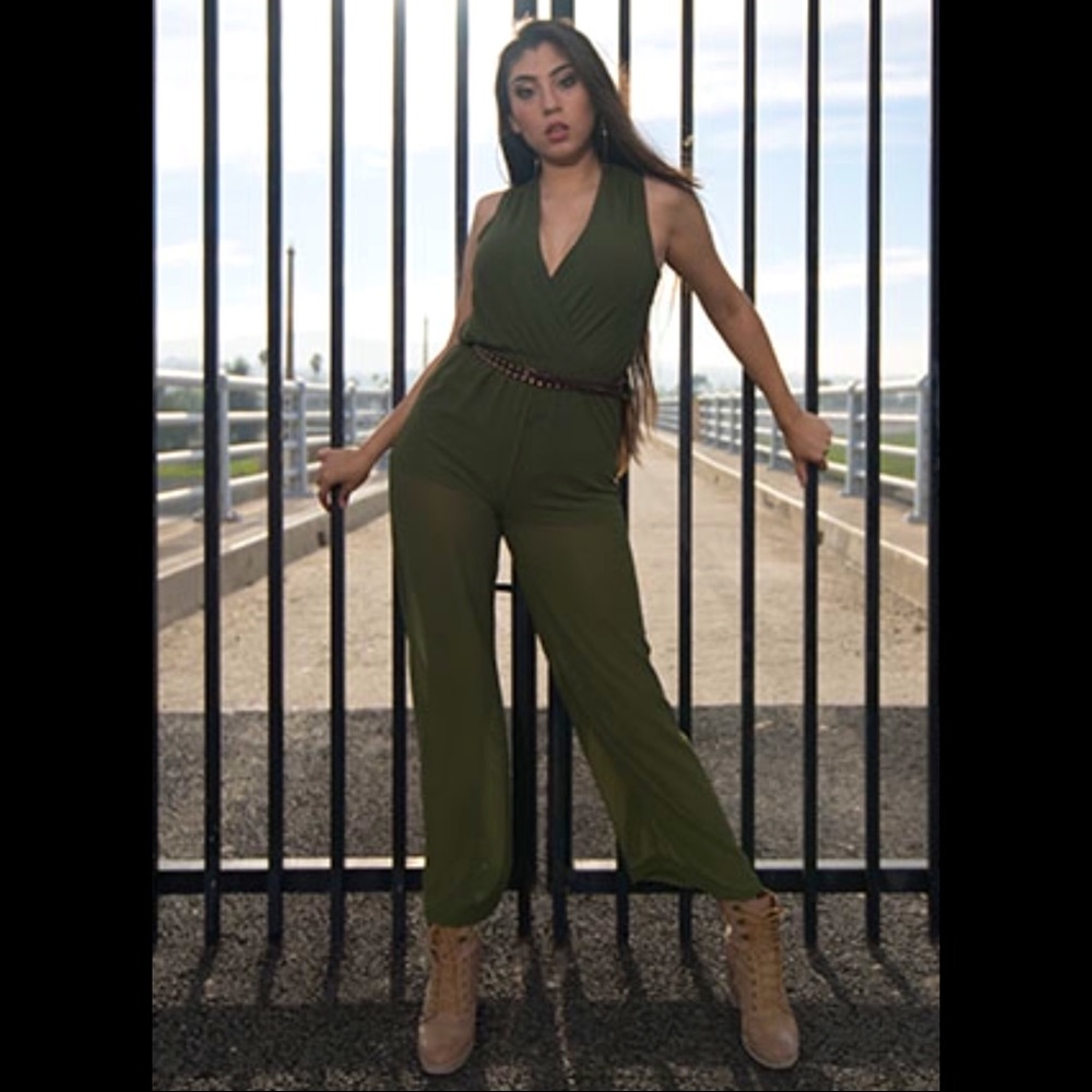 Women’s V-neck sleeveless jumpsuit
